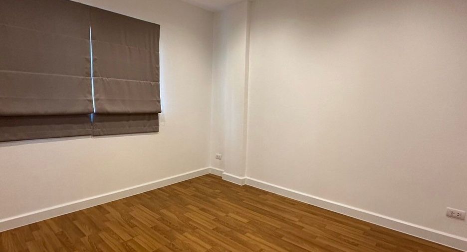 For sale 3 bedrooms townhouse in Lat Phrao, Bangkok