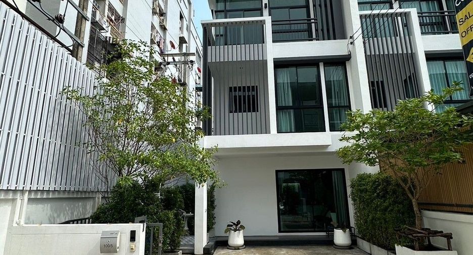 For sale 3 bedrooms townhouse in Lat Phrao, Bangkok