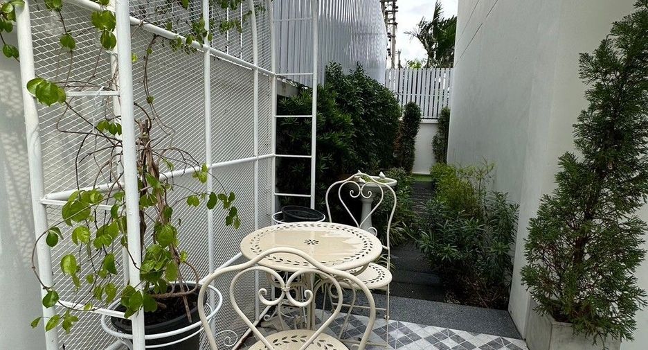 For sale 3 bedrooms townhouse in Lat Phrao, Bangkok
