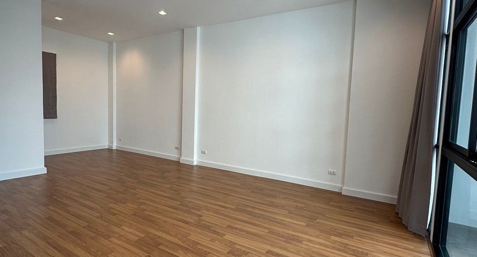 For sale 3 bedrooms townhouse in Lat Phrao, Bangkok
