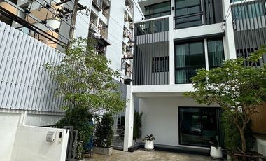 Reihenhaus zum Kauf mit 3 Zimmer in Lat Phrao, Bangkok