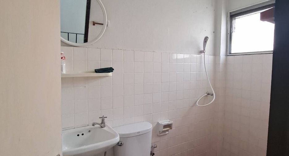 For rent 4 bedrooms townhouse in Mueang Samut Prakan, Samut Prakan