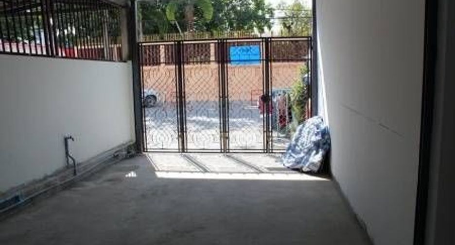 For rent 4 bedrooms townhouse in Mueang Samut Prakan, Samut Prakan