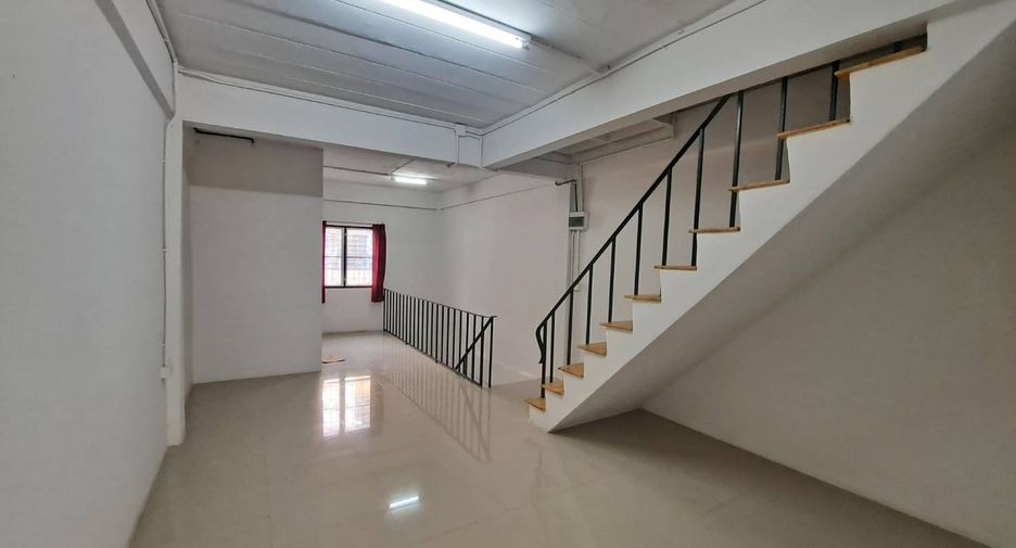 For rent 4 bedrooms townhouse in Mueang Samut Prakan, Samut Prakan