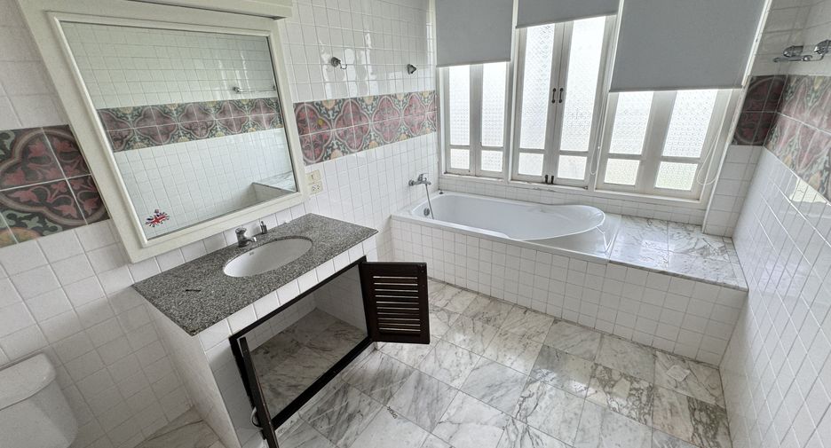 For rent 4 bedrooms house in Watthana, Bangkok