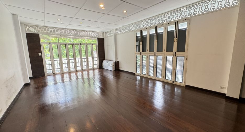 For rent 4 bedrooms house in Watthana, Bangkok