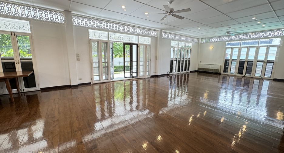 For rent 4 bedrooms house in Watthana, Bangkok