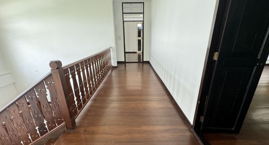 For rent 4 bedrooms house in Watthana, Bangkok
