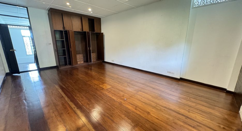 For rent 4 bedrooms house in Watthana, Bangkok