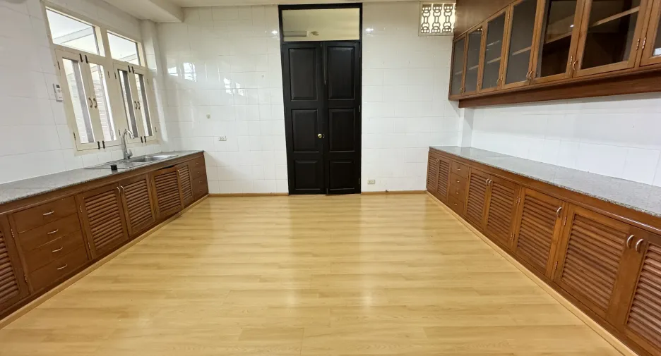 For rent 4 bedrooms house in Watthana, Bangkok