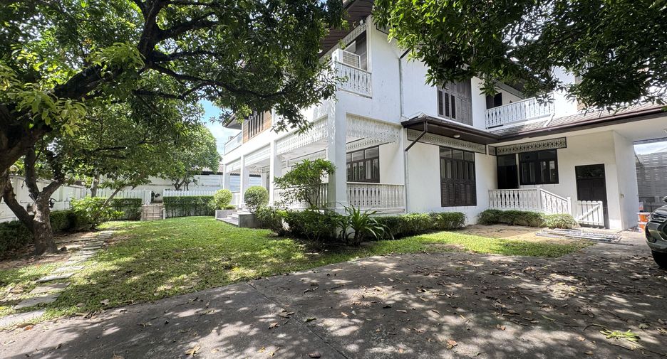 For rent 4 bedrooms house in Watthana, Bangkok