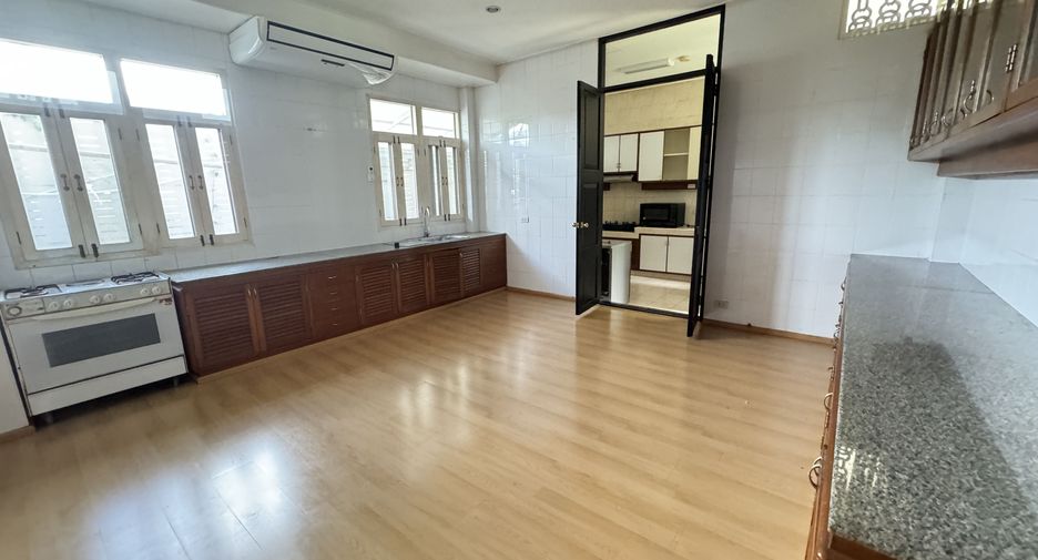 For rent 4 bedrooms house in Watthana, Bangkok