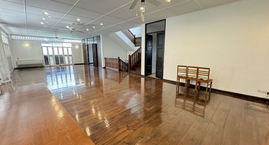 For rent 4 bedrooms house in Watthana, Bangkok