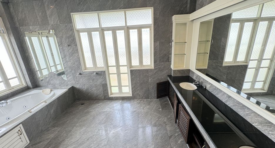For rent 4 bedrooms house in Watthana, Bangkok