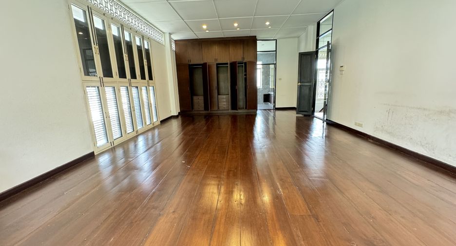 For rent 4 bedrooms house in Watthana, Bangkok
