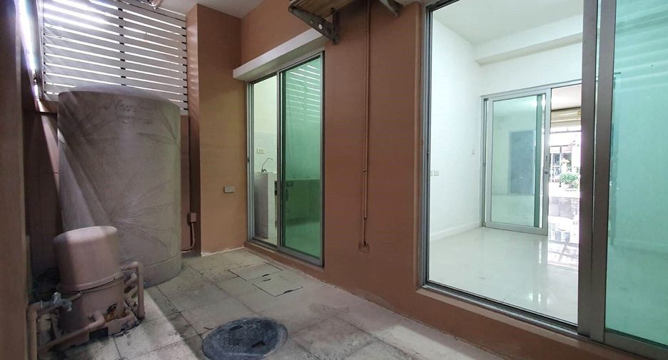 À vendre 3 chambres maison de ville à Khan Na Yao, Bangkok