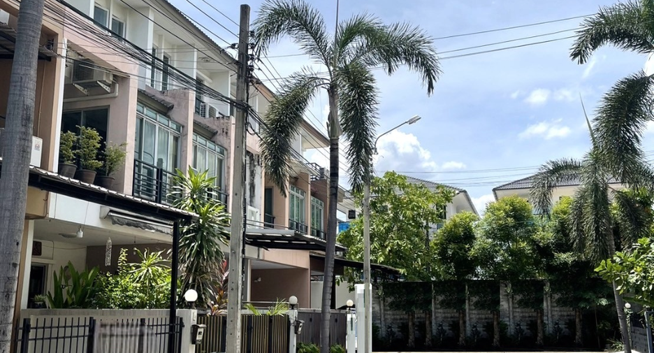 À vendre 3 chambres maison de ville à Khan Na Yao, Bangkok
