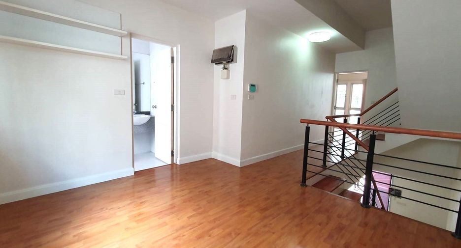 À vendre 3 chambres maison de ville à Khan Na Yao, Bangkok