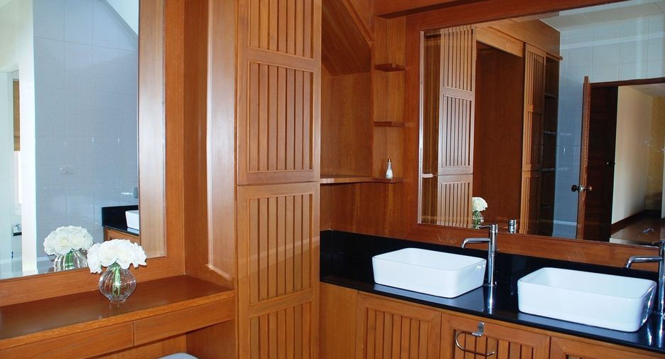 For rent 4 bedrooms villa in Bang Lamung, Chonburi