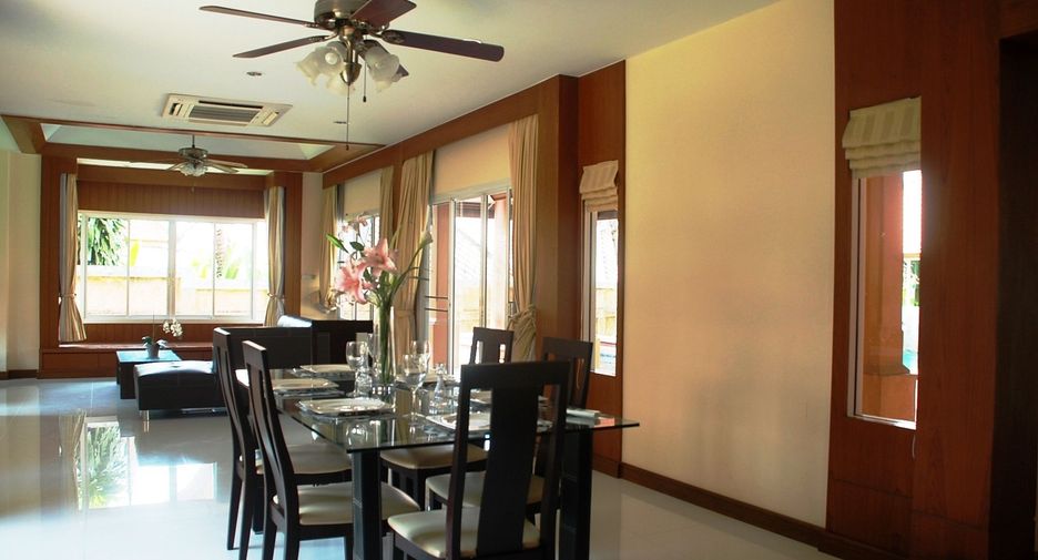 For rent 4 bedrooms villa in Bang Lamung, Chonburi