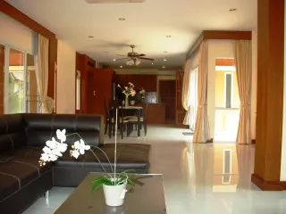 出租 4 卧室 别墅 在 Bang Lamung, Chon Buri