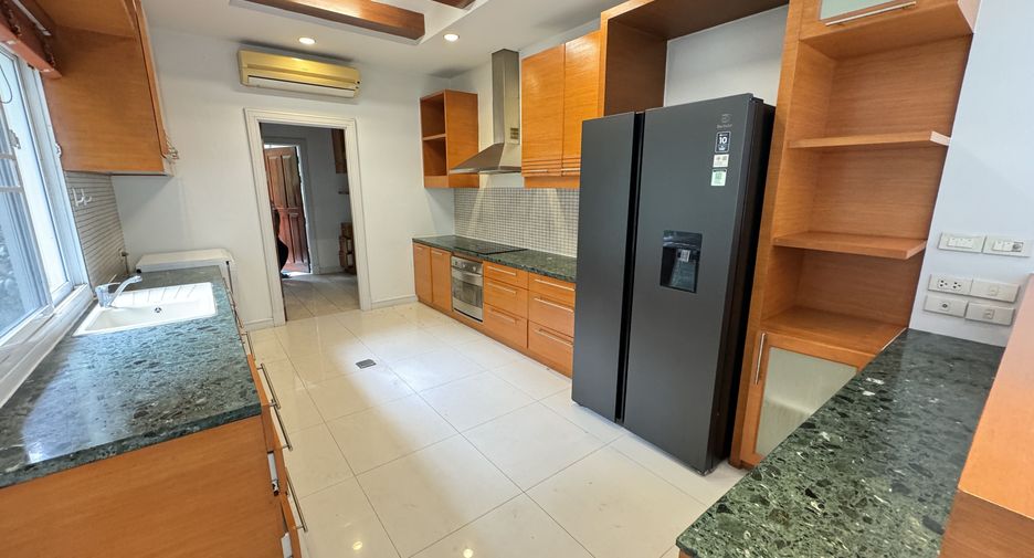 For rent 4 ベッドルーム house in Khlong Toei, Bangkok