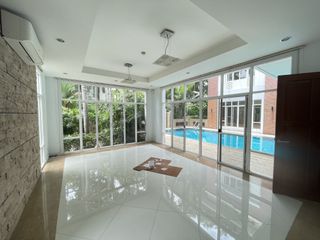 Casa en alquiler de 4 habitaciones en Khlong Toei, Bangkok