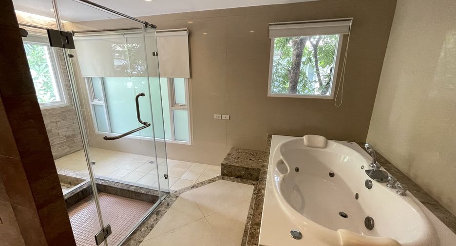 For rent 4 ベッドルーム house in Khlong Toei, Bangkok