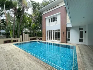 Casa en alquiler de 4 habitaciones en Khlong Toei, Bangkok