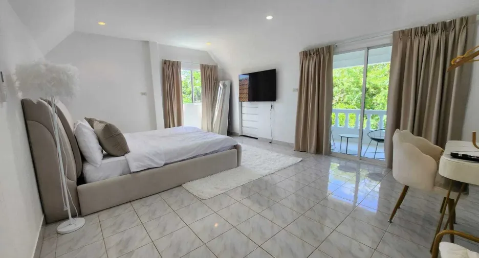 For rent 4 bedrooms villa in Mueang Phuket, Phuket