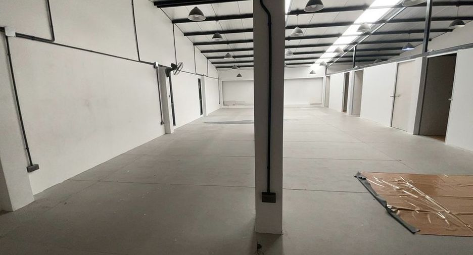 Oficina en venta y en alquiler de 2 habitaciones en Bang Khae, Bangkok