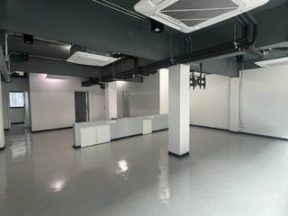 Аренда 10 спальни торговое помещение в Кхлонг Тоеи, Бангкок