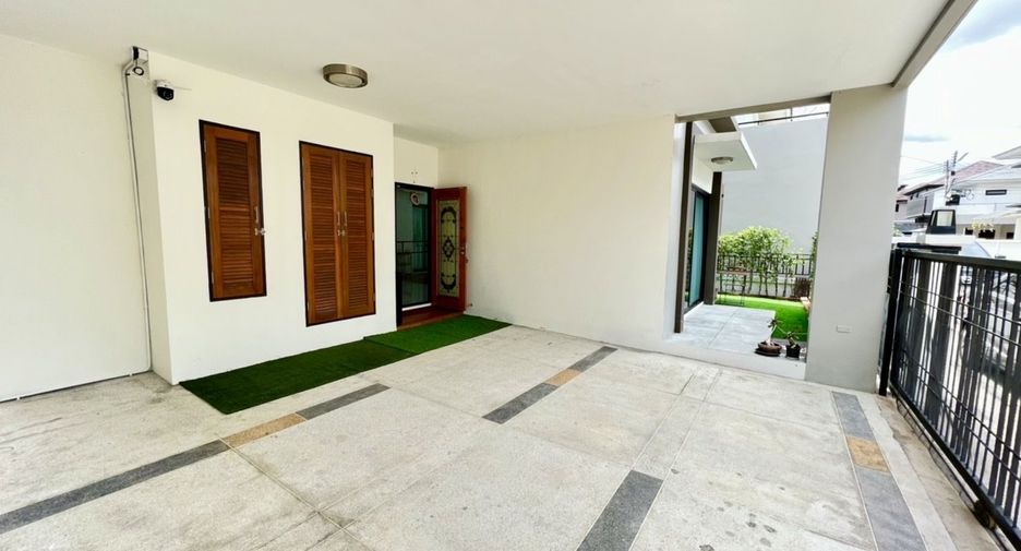 For sale 3 bedrooms house in Si Racha, Chonburi