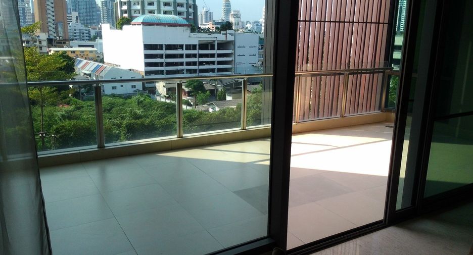 For rent 3 bedrooms apartment in Watthana, Bangkok