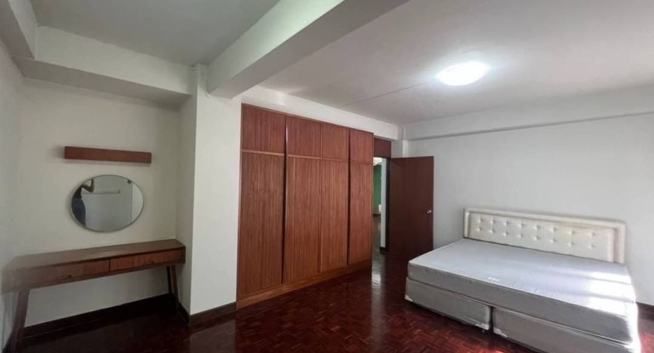 For rent 3 bedrooms apartment in Watthana, Bangkok