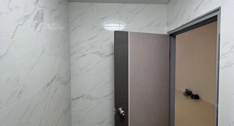 For sale 4 bedrooms townhouse in Bang Kapi, Bangkok