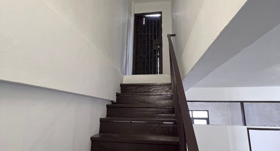 For sale 4 bedrooms townhouse in Bang Kapi, Bangkok