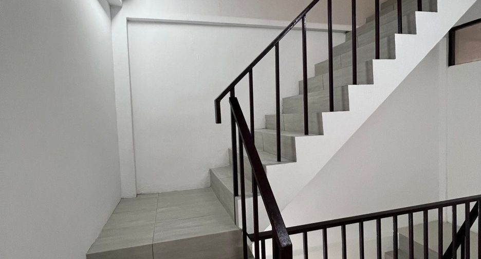 For sale 4 bedrooms townhouse in Bang Kapi, Bangkok
