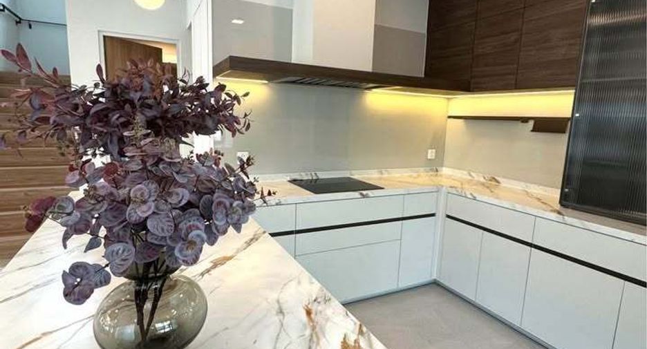 Casa en alquiler de 4 habitaciones en Bang Phli, Samut Prakan