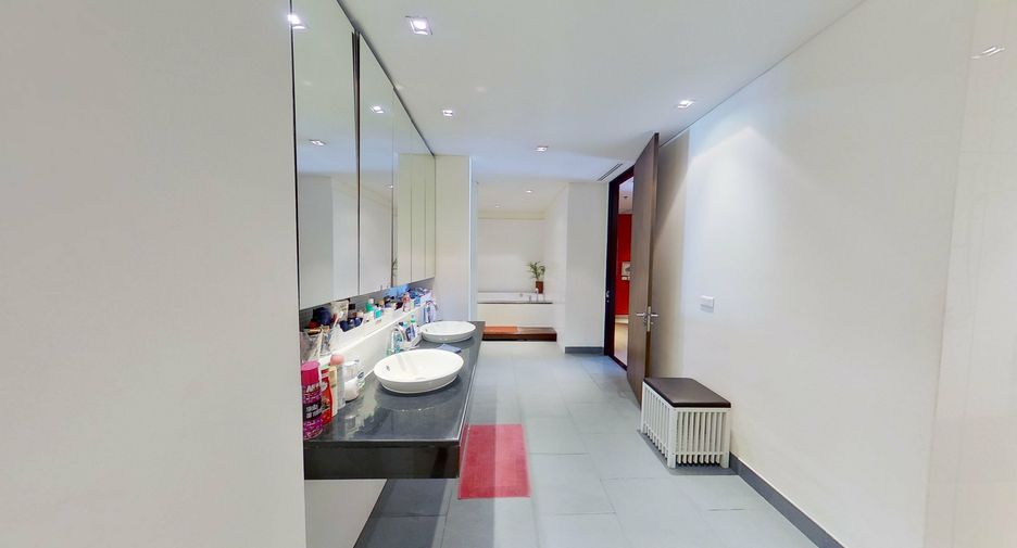 For sale 2 bedrooms condo in Khlong Toei, Bangkok