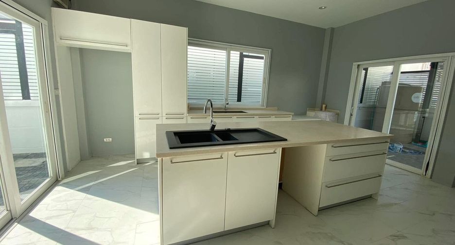 For sale and for rent 5 bedrooms house in Prawet, Bangkok