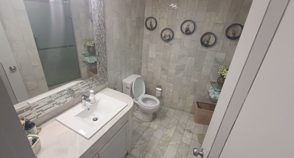 For sale 3 bedrooms condo in Sathon, Bangkok
