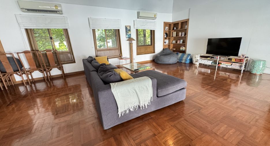 For rent 3 bedrooms house in Watthana, Bangkok