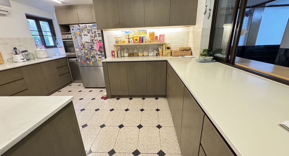 For rent 3 bedrooms house in Watthana, Bangkok