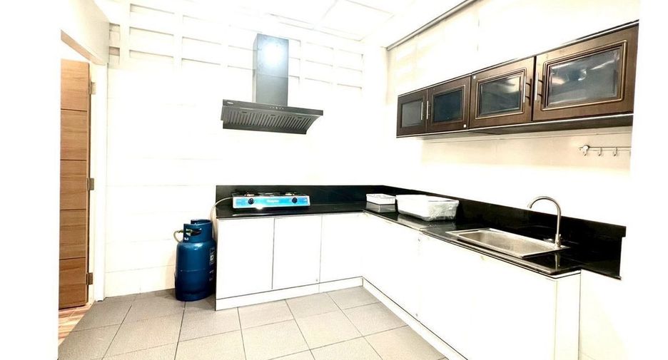 For rent 3 bedrooms townhouse in Wang Thonglang, Bangkok