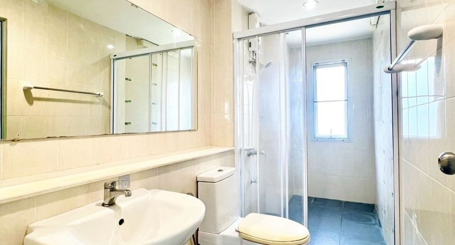 For rent 3 bedrooms townhouse in Wang Thonglang, Bangkok