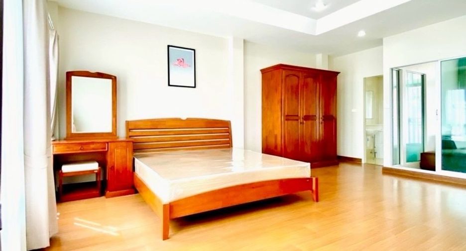 For rent 3 bedrooms townhouse in Wang Thonglang, Bangkok
