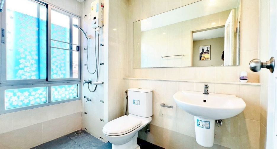 For rent 3 bedrooms townhouse in Wang Thonglang, Bangkok