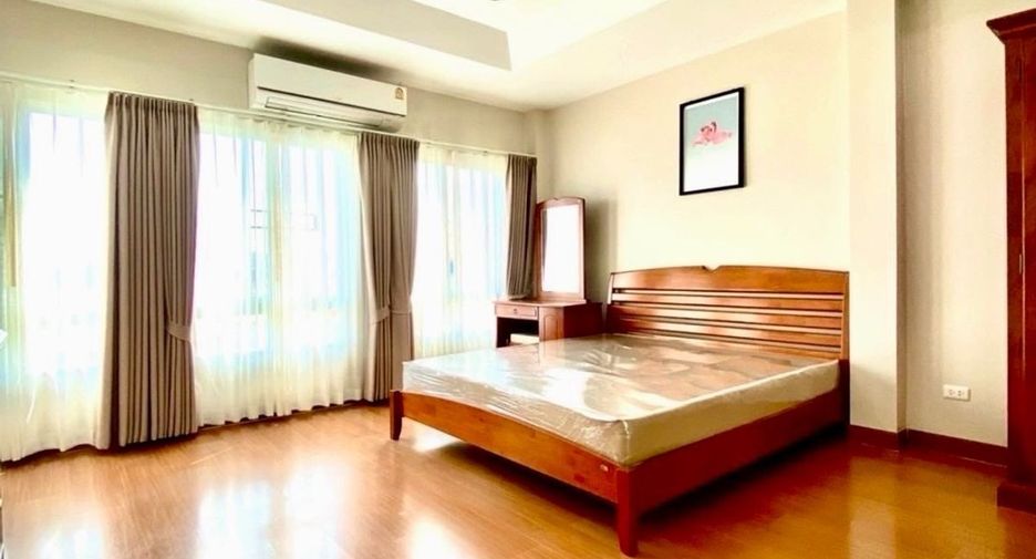 For rent 3 bedrooms townhouse in Wang Thonglang, Bangkok