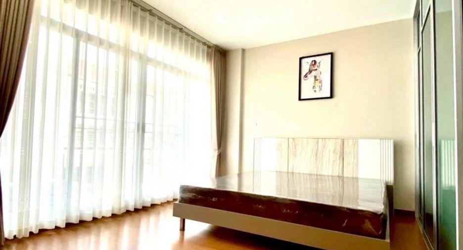 For rent 3 bedrooms townhouse in Wang Thonglang, Bangkok